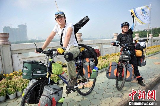 两名中国青年启程亚非 15 国骑行之旅 - 大洋网-风彦疯语-杜风彦