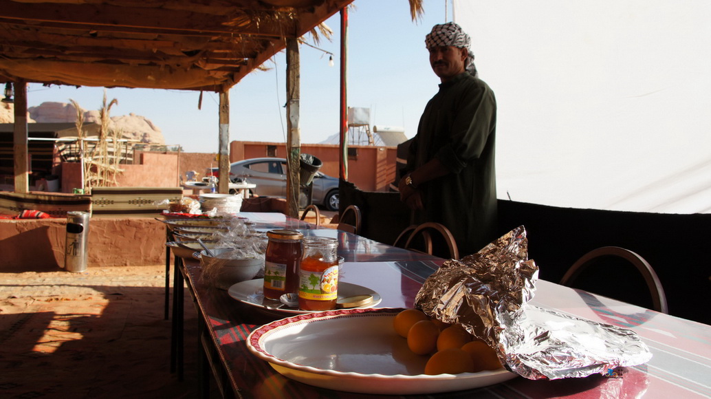 骑在约旦-约旦早餐-breakfast in wadi rum-风彦疯语-杜风彦