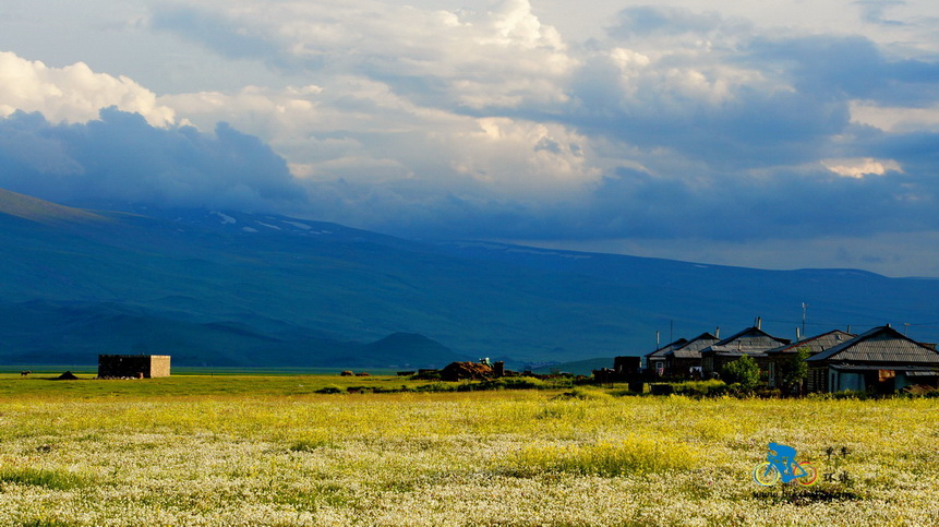 骑在亚美尼亚-亚美尼亚草原上的牧民-风彦疯语-杜风彦