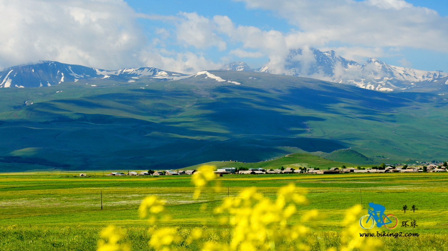 骑在亚美尼亚-映照在雪山下的花草风景-风彦疯语-杜风彦