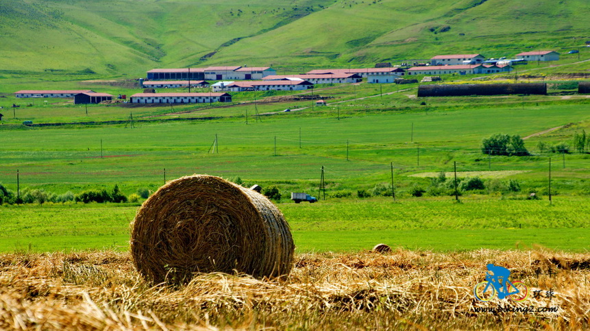 骑在亚美尼亚-草地里的草垛-风彦疯语-杜风彦