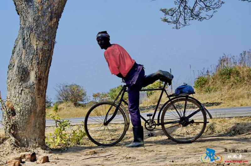 骑在赞比亚 - 品尝当地土啤酒-风彦疯语-杜风彦