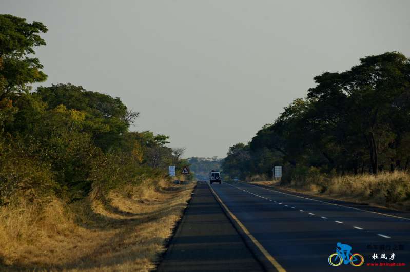 骑在赞比亚的路上-风彦疯语-杜风彦