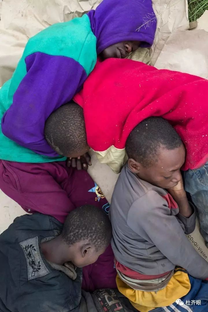 Kenya Glue Kids 肯尼亚街头流浪儿童-风彦疯语-杜风彦
